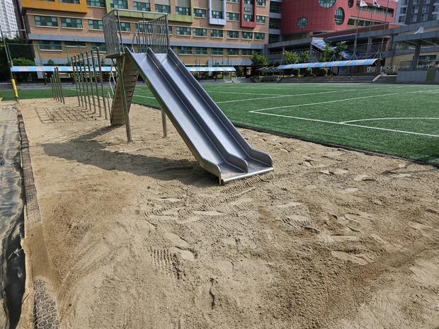 학교 운동장 모래 보충, 걱정 끝! 전국산업안전으로 안전하고 튼튼한 놀이터 만들기 관련 이미지