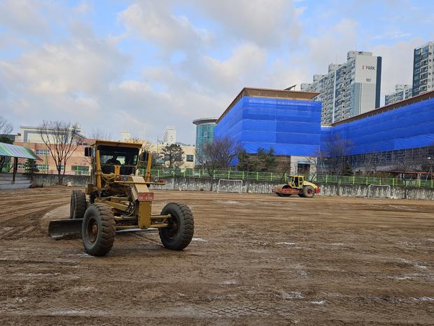 학교 운동장 잡초 제거, 전국산업안전으로 깨끗하고 안전한 놀이터 만들기! 관련 이미지