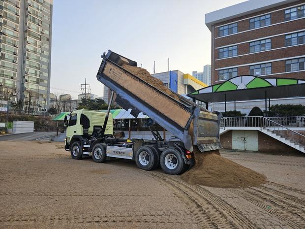 학교 운동장 관리: 전국산업안전, 용당1동병설유치원처럼 깨끗하고 안전하게! 관련 이미지
