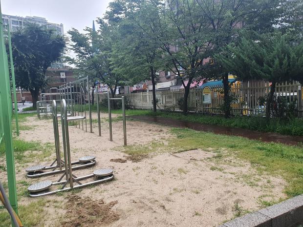 학교 운동장 모래 보충, 전국산업안전으로 튼튼하게! 용당2동초등학교
