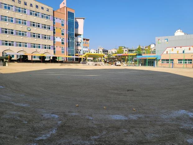 용당2동중학교 운동장 모래보충: 전문 시공으로 튼튼한 놀이터 만들기 관련 이미지