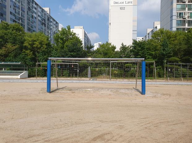 학교 운동장 잡초 제거, 전국산업안전으로 안전한 놀이 공간 만들어요!