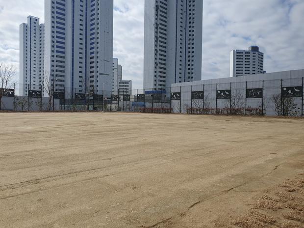 운동장 잡초 제거: 안전 확보와 효율적인 관리, 전국산업안전으로 깨끗한 놀이터 만들기