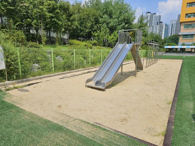 학교 운동장 안전 관리, 전국산업안전 핵심! 산정동유치원 소금살포