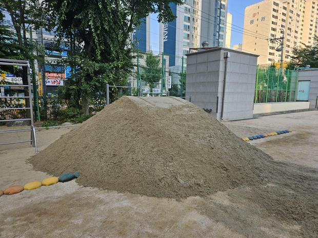 원산동유치원 운동장 잡초 제거, 전국산업안전으로 깨끗한 놀이 공간 만들기!