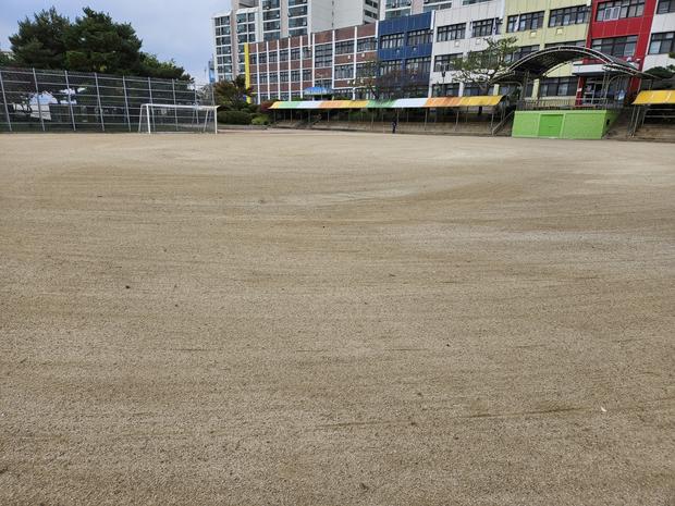 원산동고등학교 운동장 ?  소금살포, 전국산업안전으로 안전하게!