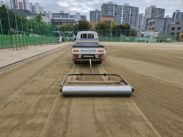대성동중학교 운동장 잡초 제거, 전국산업안전으로 건강하고 안전한 놀이터 만들기