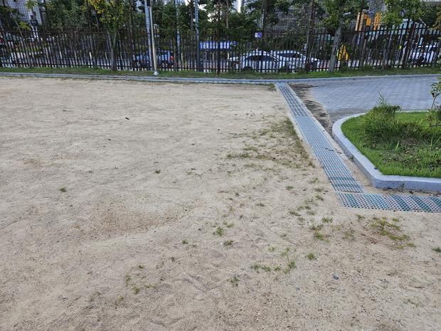 학교 운동장 잡초 제거, 전국산업안전으로 안전하게 놀 수 있도록!
