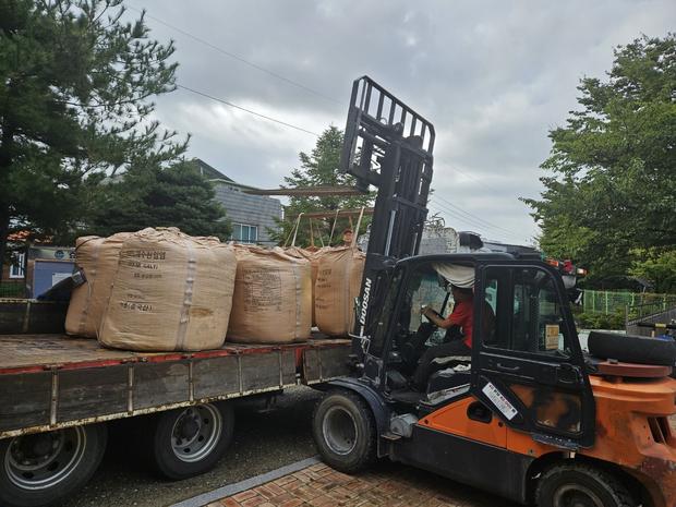 학교 운동장 소금살포! 전문 시공으로 안전 & 건강한 놀이터 만들어 보세요. 관련 이미지