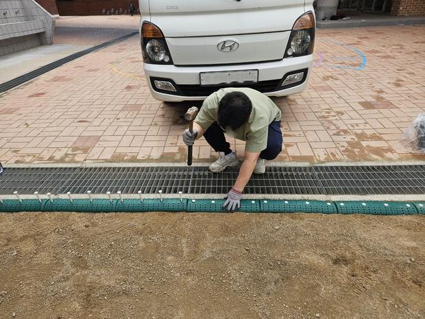 죽교동초등학교 운동장 모래보충, 전국산업안전 핵심! 안전하고 튼튼한 놀이터 만들어 드...