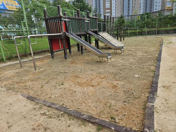 죽교동중학교 운동장 잡초 제거, 전문 시공으로 안전하고 깨끗한 공간 만들어보세요!
