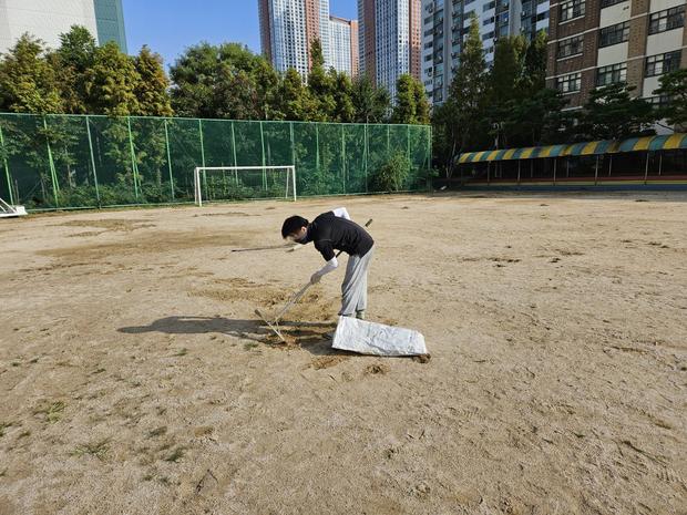 용해동중학교 운동장 소금살포! ❌ 안전, ? 유지보수, ? 전문성으로 완벽하게! 관련 이미지