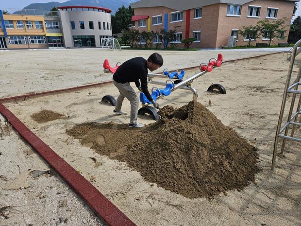 용해동중학교 운동장 잡초 제거: 전국산업안전으로 깨끗하고 안전한 운동 공간 만들기 관련 이미지