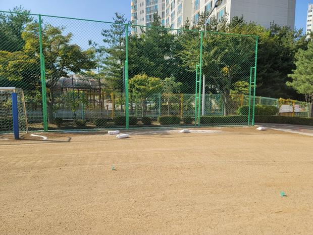 용해동고등학교 운동장 잡초 제거, 전국산업안전으로 더욱 안전하고 건강한 놀이터 만들어... 관련 이미지