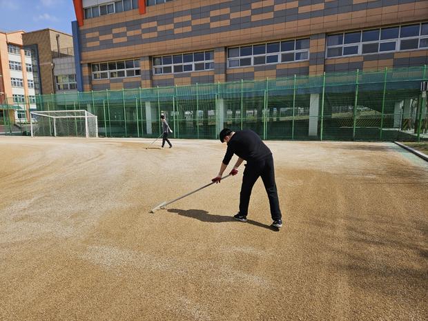 이로동중학교 운동장 잡초 제거: 전국산업안전으로 깨끗하고 안전한 운동 환경 만들기
