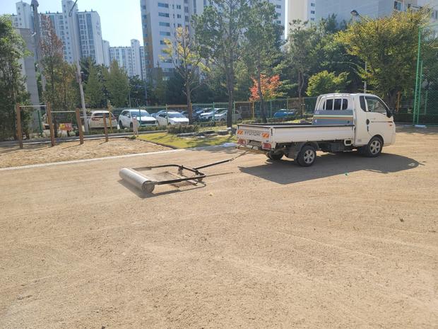 이로동어린이집 운동장 모래보충: 전국산업안전으로 튼튼하고 안전한 놀이터 만들기