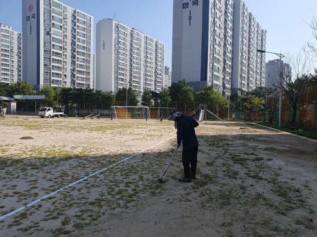 이로동병 설유치원 운동장 소금살포: 학교 시설관리 전문가, 안전과 질 높은 공간 만들... 관련 이미지
