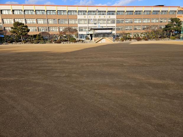 상동중학교 운동장 잡초 제거, 전문가로 신뢰도 확보!
