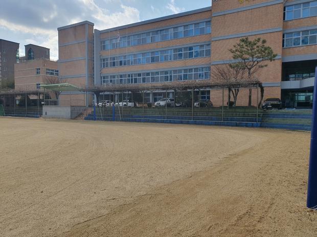 신흥동중학교 운동장 모래보충 | 전국산업안전, 믿을 수 있는 실력!