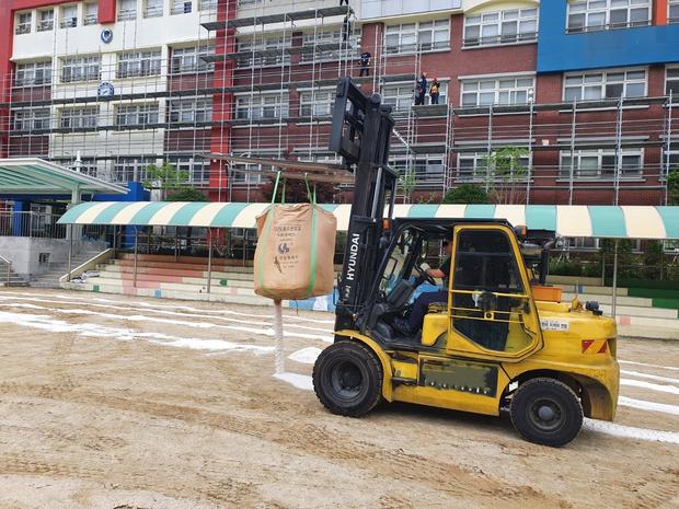 삼향동고등학교 운동장 잡초 제거, 전국산업안전으로 더욱 신뢰할 수 있게!