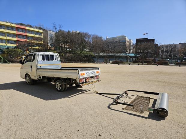 부흥동고등학교 운동장 잡초 제거, 전국산업안전으로 안정적인 활동 공간 만들어요! 관련 이미지