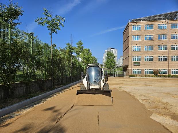 돌산읍중학교 운동장 모래보충, 안전과 품질 최우선! 전국산업안전으로 더욱 건강한 놀이...