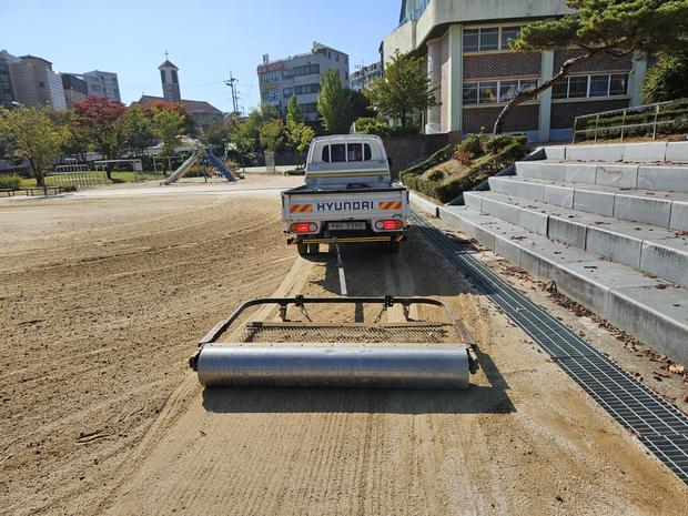 돌산읍 우두출장소 초등학교 운동장 소금살포: 전문 시공으로 안전하고 깨끗하게! 관련 이미지