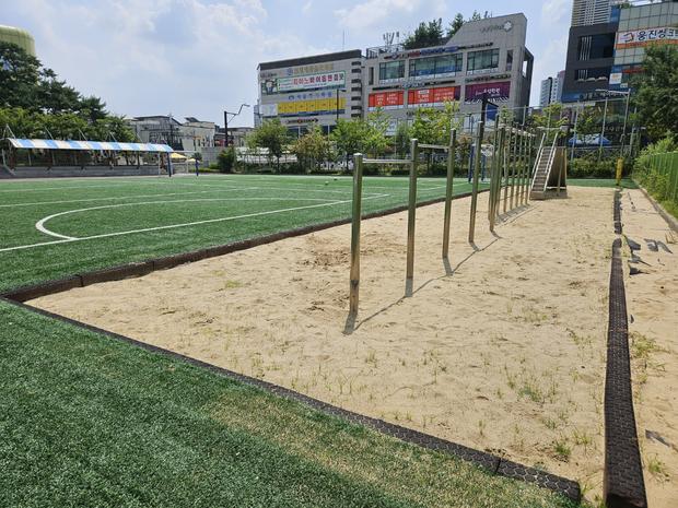 학교 운동장 잡초 제거, 안전 & 효율성까지 담은 전국산업안전  소라면 초등학교 관련 이미지