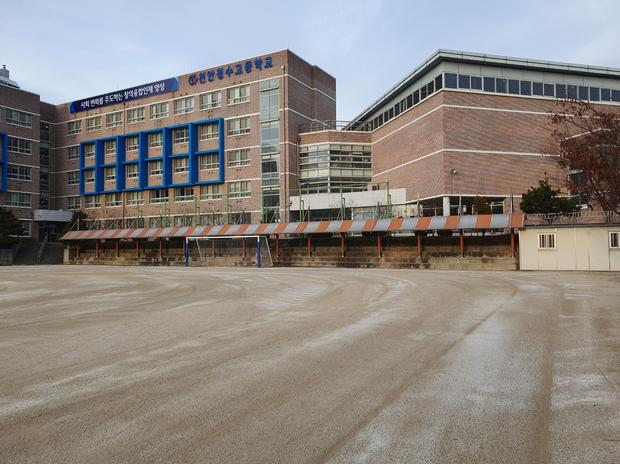 남면중학교 운동장 잡초 제거: 전문 시공으로 안전하고 깨끗한 공간 만들기!