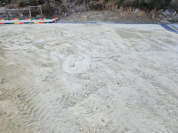 화정면초등학교 운동장 모래보충: 전국산업안전으로 안전한 놀이 환경 만들기 관련 이미지