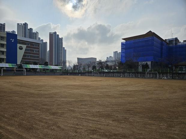 화정면중학교 운동장 소금살 포? 전문 시공으로 안전하고 멋진 공간 만들어보세요! 관련 이미지