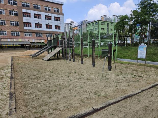 학교 운동장 관리, 안전과 쾌적함! 전국산업안전으로  최상의 서비스를 제공하는 어린이... 관련 이미지