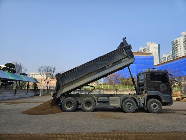 삼산면초등학교 운동장 잡초 제거 전문가, 안전한 놀이터 만들어 드립니다! 관련 이미지