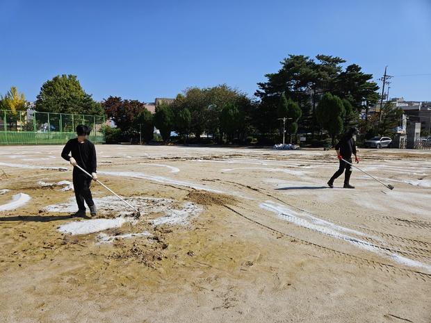동문동초등학교 운동장 모래 보충 전문가로 안전하고 튼튼한 놀이터 만들기! 관련 이미지