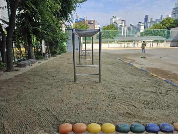 학교 운동장 모래보충, 안전하고 튼튼하게! 전문 시공으로  "정확히" 완료! 관련 이미지