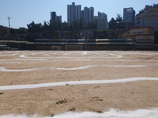 한려동초등학교 운동장 관리: 안전과 품질 최우선, 전국산업안전으로 건강하고 즐거운 시간 관련 이미지