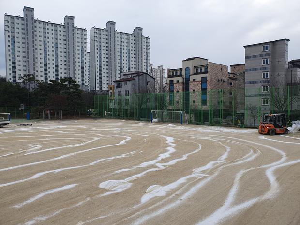 학교 운동장 잡초 제거: 전문 시공으로 안전 & 쾌적한 공간 만들기! 관련 이미지
