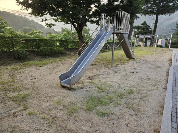 서강동병설유치원 운동장 잡초 제거: 전국산업안전으로 안전하고 아름다운 공간 만들기! 관련 이미지