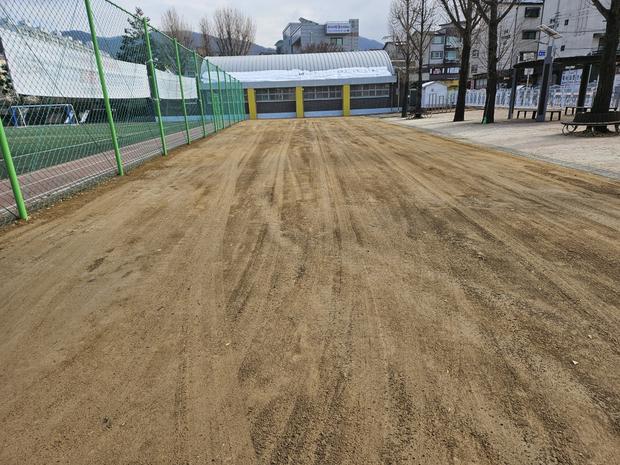 국동초등학교 운동장 소금살포: 전문 시공으로 안전하고 깨끗한 공간 만들기 관련 이미지
