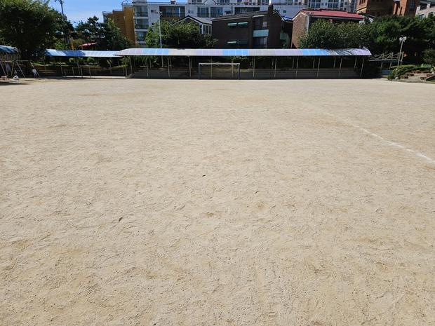 학교 운동장 잡초 제거: 전국산업안전으로 안전하고 건강한 놀이터 만들기! 관련 이미지