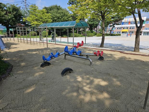 ? 운동장 잡초 제거, 전국산업안전으로 깨끗하고 안전한 놀이터 만들기! 관련 이미지