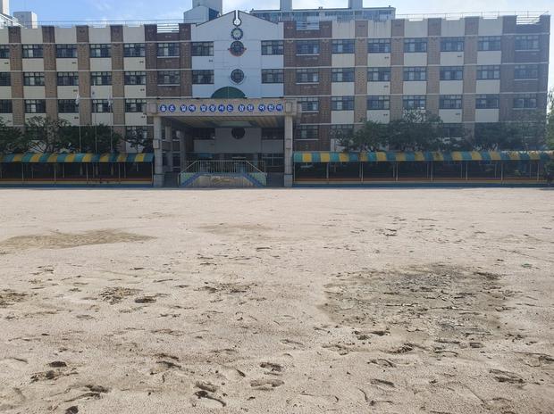 학교 운동장 잡초 제거, 전국산업안전으로 더욱 안전하게! 관련 이미지