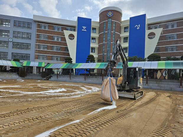 미평동중학교 운동장 잡초 제거 | 전국산업안전, 안정적인 교육 환경 만들어줘! 관련 이미지