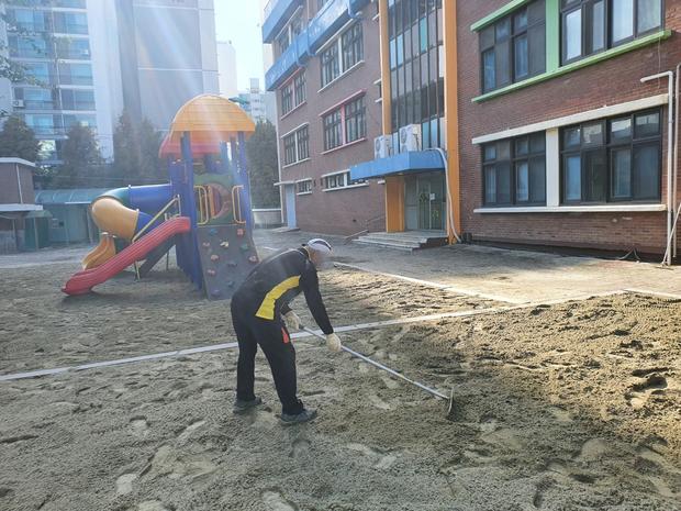 둔덕동중학교 운동장 소금살포 ? 전문 시공으로 안전하고 깨끗한 환경 만들어보세요! 관련 이미지