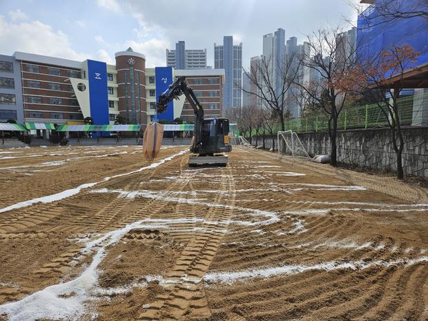 둔덕동중학교 운동장 잡초 제거, 전국산업안전으로 안전하고 건강한 환경 만들어보세요! 관련 이미지