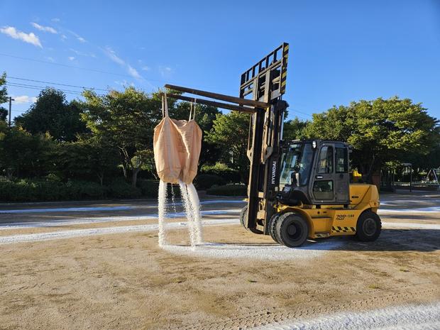 쌍봉동초등학교 운동장 잡초 제거: 전국산업안전으로 안전하고 건강한 놀이터 만들어보세요! 관련 이미지