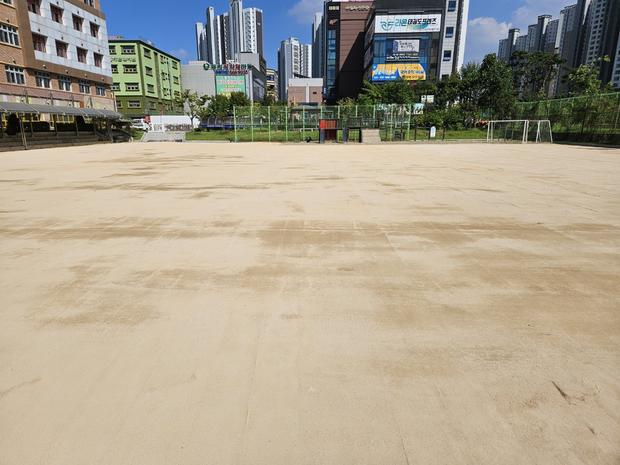 ? 시전동고등학교 운동장 모래 보충, 1년 만에 완벽한 상태로! 전문 시공으로 안정성 확보 관련 이미지