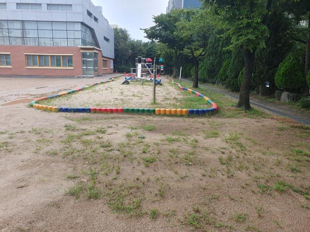 여천동초등학교 운동장 잡초 제거: 전국산업안전, 실질적 안전하세요! 관련 이미지