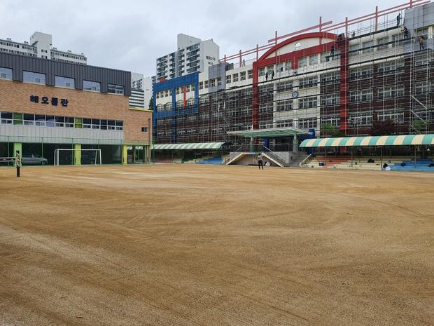 여천동중학교 운동장 모래보충 | 전문 시공으로 튼튼하고 안전한 놀이터 만들기 관련 이미지
