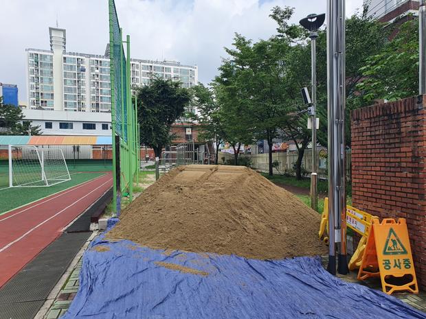 주삼동고등학교 운동장 잡초 제거 전문가로 안전하고 깨끗한 운동장 만들어보세요! 관련 이미지